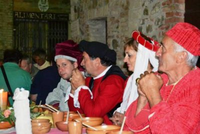 cena-medievale contignano