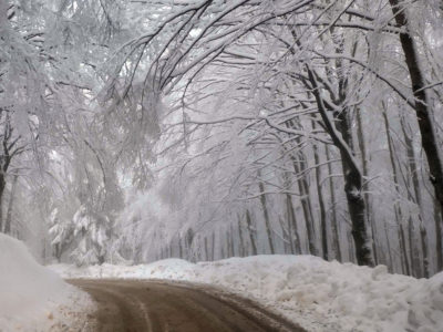 neve montagna strada