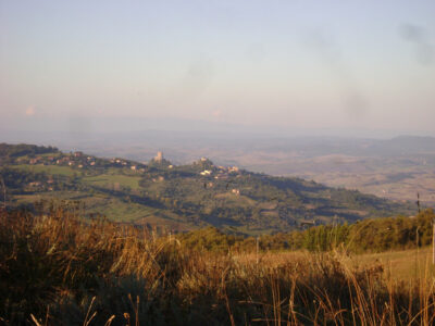 castiglione e rocca di orcia visti da fosso al lupo