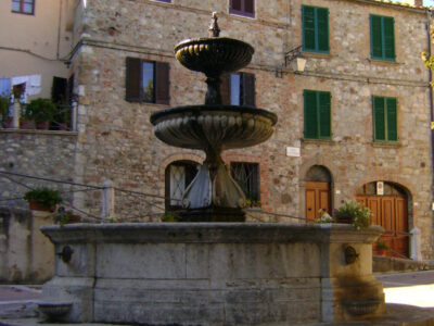 castiglione orcia fontana in piazza unita italia